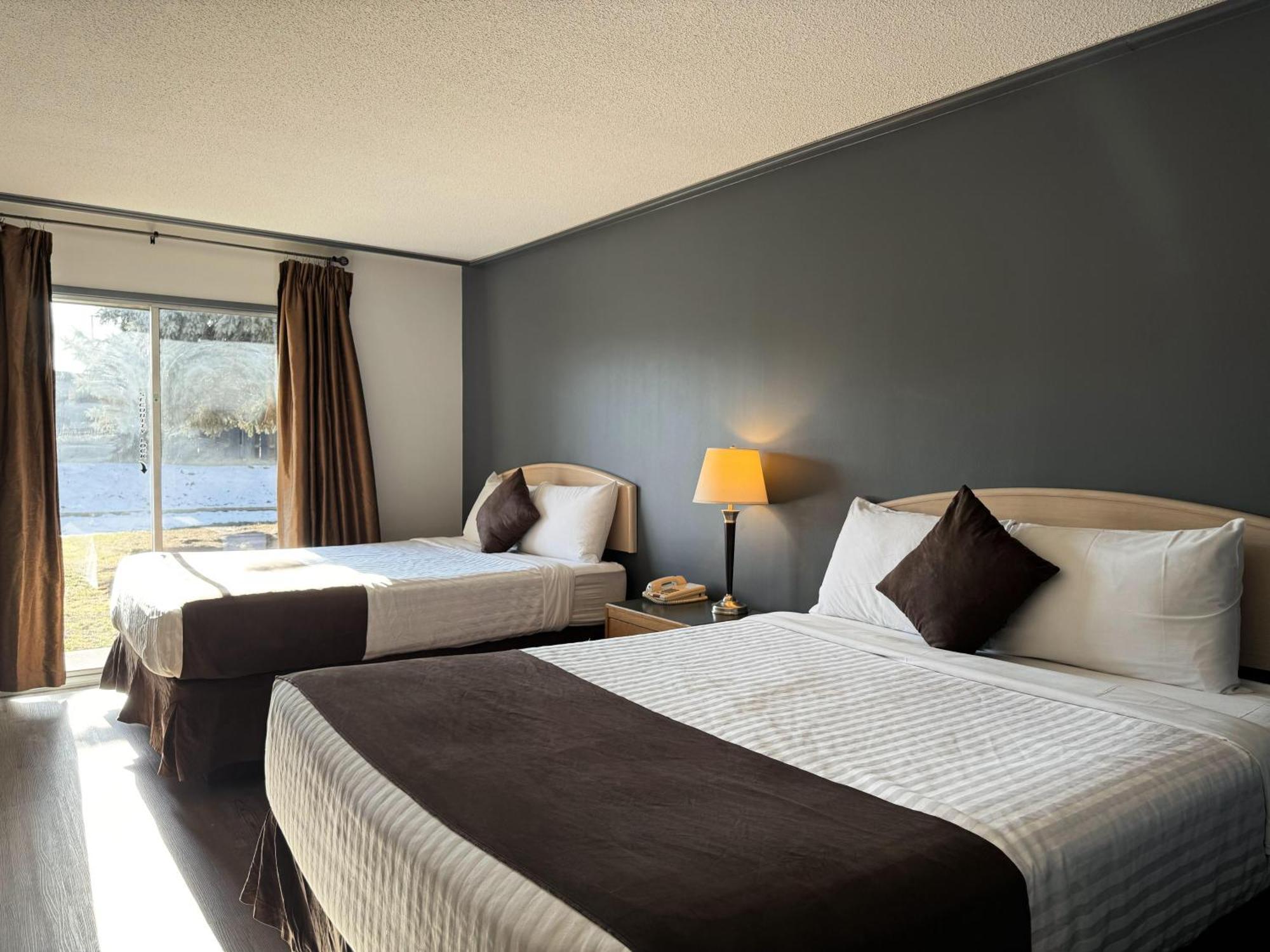 Divya Sutra Plaza And Conference Centre, Vernon, Bc Екстер'єр фото